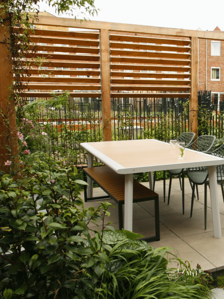 tuinontwerp kleine stadstuin met flexibele lamellen afscheiding en eetterras